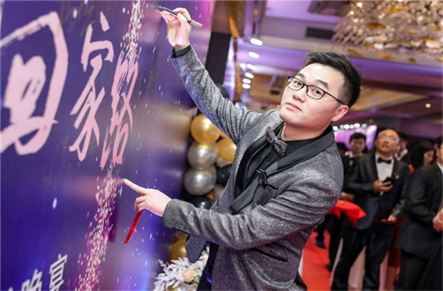 【高光“疫”事】勇敢逆行的特殊“网约车”——7790必发集团90后，用信念打通生命运输线